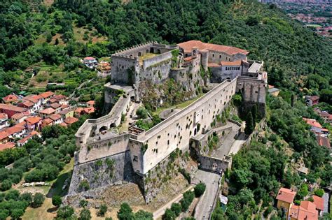 8 Best Castles in Tuscany, Italy - Parker Villas