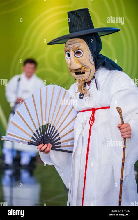 Actor performing the traditinal Korean Maskdance at Andong South Korea Stock Photo - Alamy