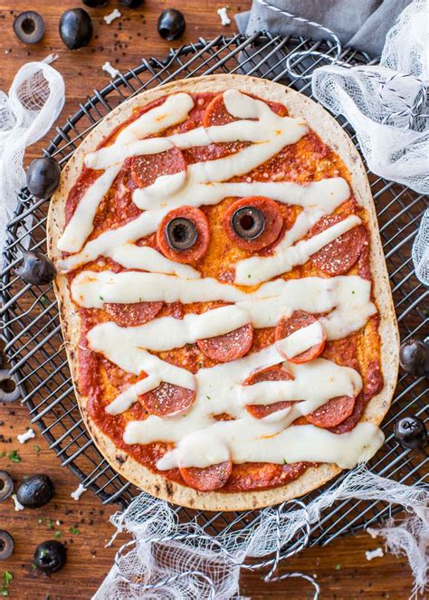 Halloween Flatbread Pizza {Mummy Face Pizzas} | Lil' Luna