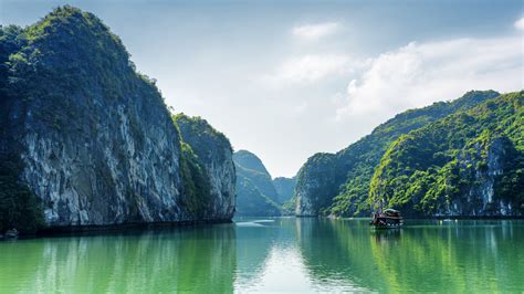 Download Wallpaper 3840x2160 Vietnam, Halong Bay, sea, mountains, clouds, boat UHD 4K Background