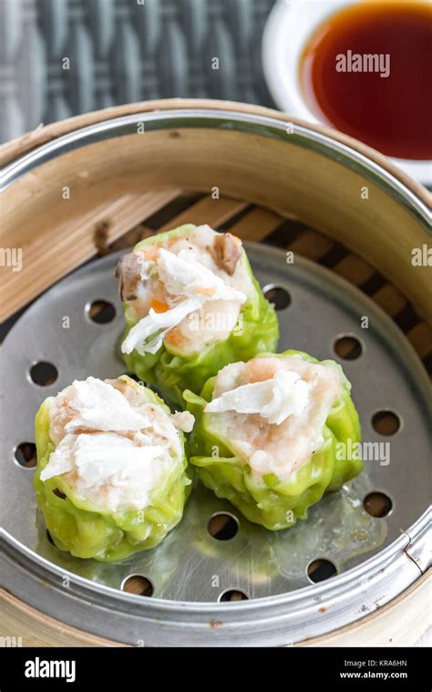 Chinese dim sum Shumai Stock Photo - Alamy