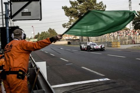 Green Flag in F1 Racing: A Signal for Drivers to Resume Racing. - Las Motorsport