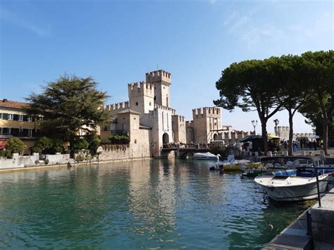 Solve Sirmione castle - Italy jigsaw puzzle online with 494 pieces