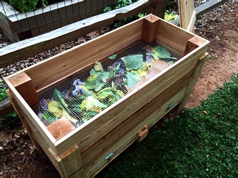 How to make our DIY worm bin-GrowingAGreenerWorld.com