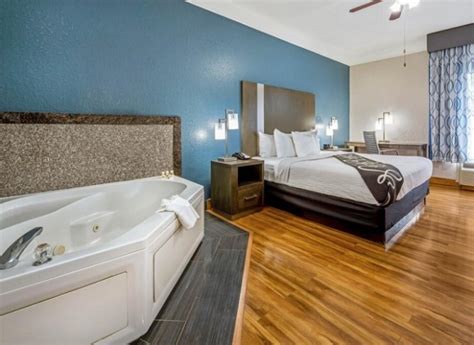 9 Romantic Hotels With Hot Tub in Room in Houston, TX