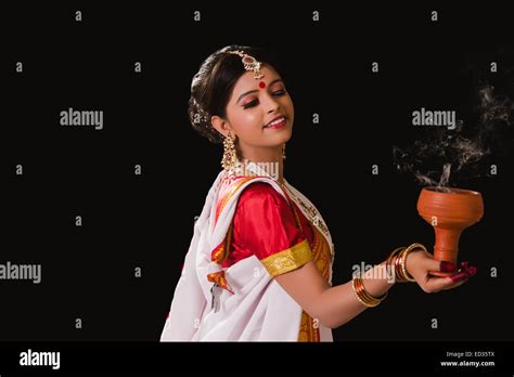 1 Bengali Housewife lady dance Durga Puja Stock Photo - Alamy