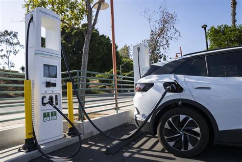 Electric vehicle charging station network planned for Texas highways ...