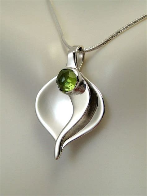 Sterling Silver & Peridot Calla Lily Pendant by LauraRoberson | Kettenanhänger silber ...