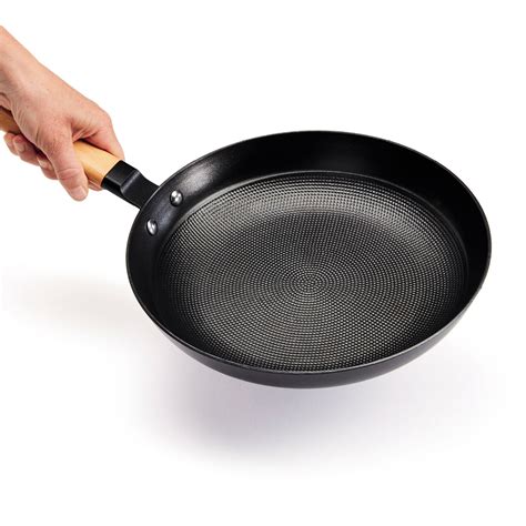 Ultra Lightweight Cast Iron Frying Pan + Non-stick Honeycomb Layer // 11" - QulinArt - Touch of ...