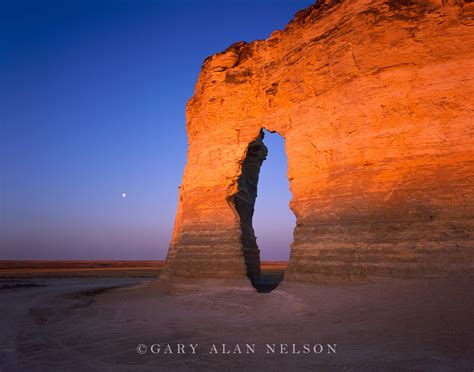 Full Moon and Keyhole Arch | Monument Rocks National Monument, Kansas ...