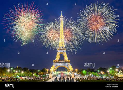 Eiffel tower fireworks hi-res stock photography and images - Alamy