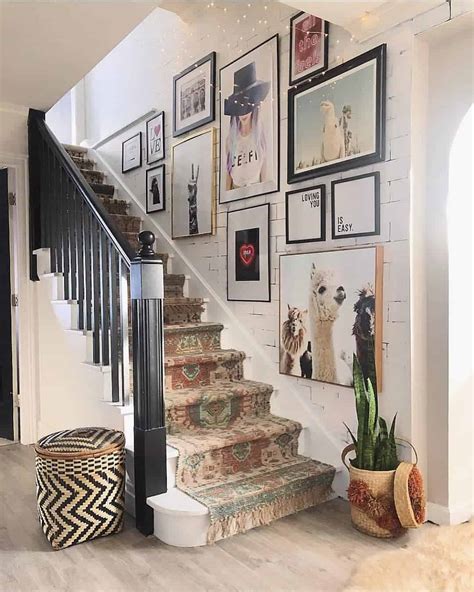 26 Stylish Tips On How To Decorate The Wall Going Up Stairs