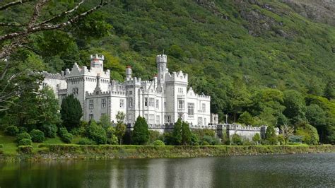 Kylemore Abbey estate| Must-visit tourist place in Connemara