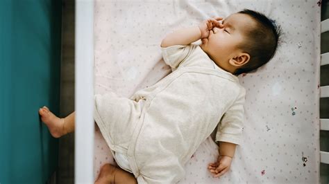 What Should They Wear? How to Dress Baby for Sleep