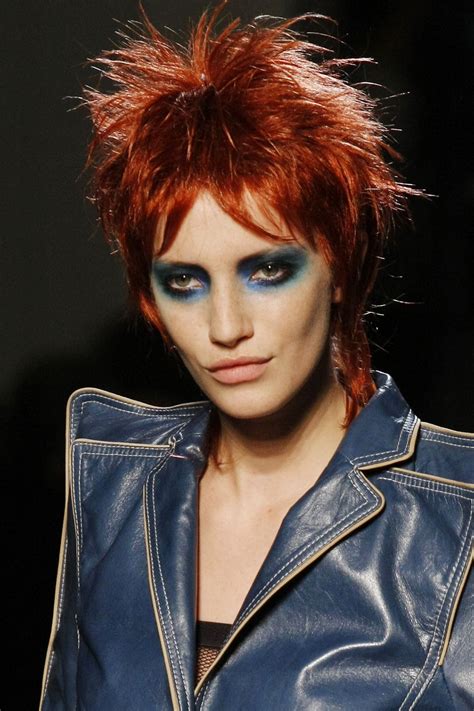 16 David Bowie-Inspired Runway Looks | Coiffures de rock, Maquillage ...