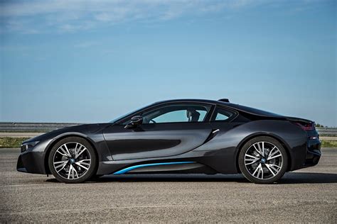 BMW i8 Plug-in Hybrid Sports Car Pictures and Details [Video]