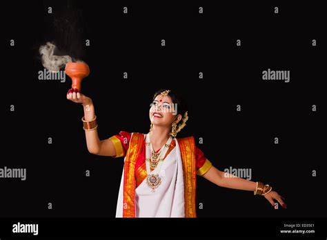 1 Bengali Housewife lady dance Durga Puja Stock Photo, Royalty Free Image: 76902169 - Alamy