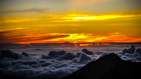 See the Beautiful Sunrise on Haleakala - Travel to Paradise