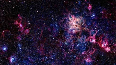 an image of some very pretty stars in the night sky with many colors and shapes