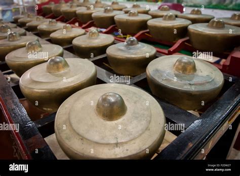 Gamelan gong hi-res stock photography and images - Alamy