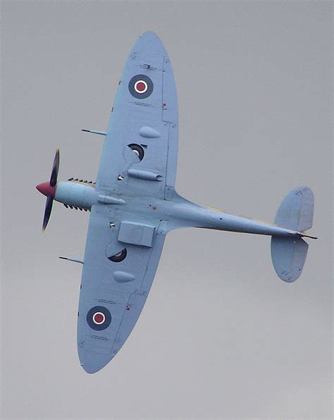 aircraft identification - How can I tell the difference between Spitfires and Hurricanes in ...