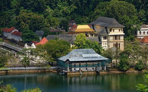 7 Reasons to Visit the Temple of the Tooth in Kandy Sri Lanka | LesterLost