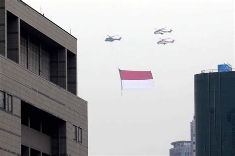 FOTO: Bendera Merah Putih Raksasa Berkibar di Langit Jakarta