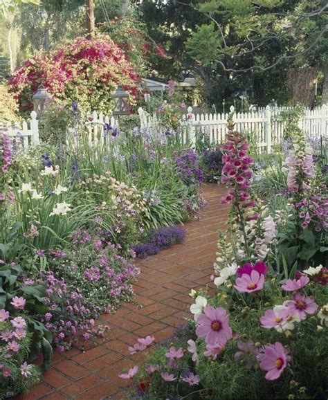 32 Lovely Flower Garden Design Ideas To Beautify Your Outdoor - HOMYHOMEE