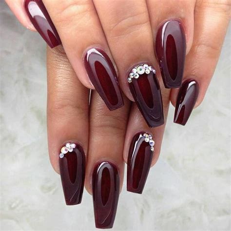 Burgundy nails – rich manicure color for every season of the year