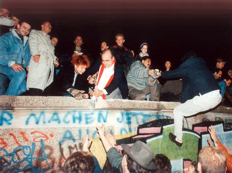 Collapse of the Berlin Wall (Berlin, 9 November 1989) - CVCE Website