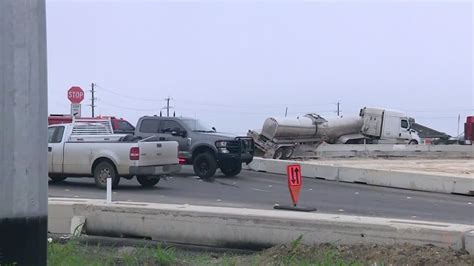 Tanker truck accident makes smelly mess in east Bexar County | kens5.com