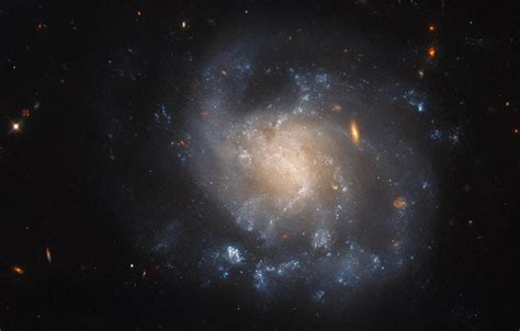 Hubble Space Telescope Spies Stunning Spiral Galaxy | Sci.News