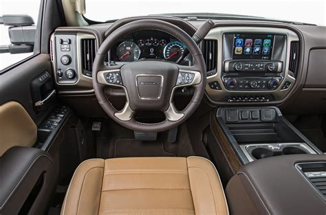 2018 GMC Sierra Denali HD Duramax dashboard - Motor Trend en Español