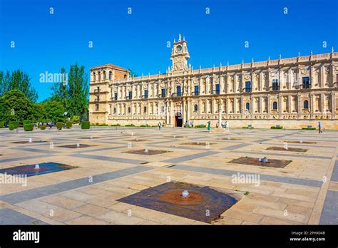 Parador de Leon building in Spanish town Leon Stock Photo - Alamy