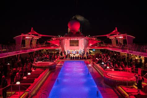 Pool party on Pooldeck of cruise ship … – License image – 71186246 lookphotos