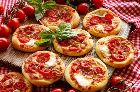 Try 3 summery mini pizza recipes to make your day | Daily Sabah