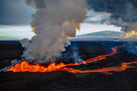 Livestream captures Hawaii’s Mauna Loa Volcano spewing lava