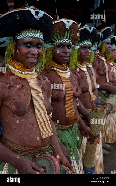 Papua new guinea tribes women hi-res stock photography and images - Alamy