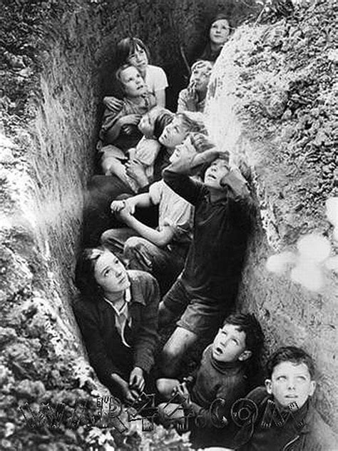 British kids in air raid trench | Fotoideen, Kriegerin, Kriegsfotografie