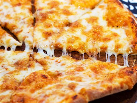 Ordered an Extra Cheese Pizza? Here's How Much You Actually Get, According to Reddit