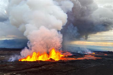 Nuevo video aéreo captura la erupción del volcán activo más grande del mundo, Mauna Loa, en ...