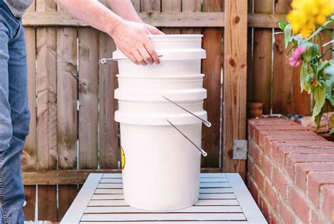 How to Make a Worm-Composing Bin From Plastic Buckets