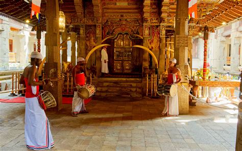 7 Reasons to Visit the Temple of the Tooth in Kandy Sri Lanka | LesterLost