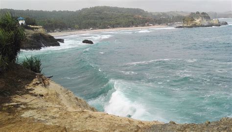 Pantai Karang Bolong, Sensasi Berada di atas Tebing