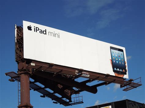 5 Examples of Minimal Billboard Advertising - Billboards