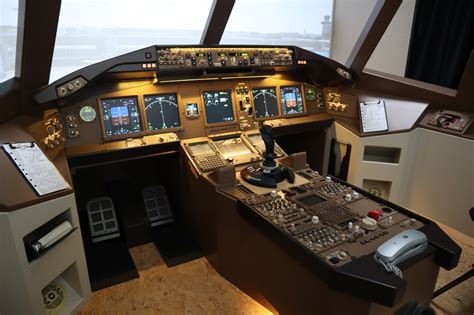 Boeing 777 Cockpit Layout