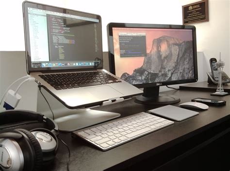 Mac Setup: The Dual-Screen Desk of a Software Engineer