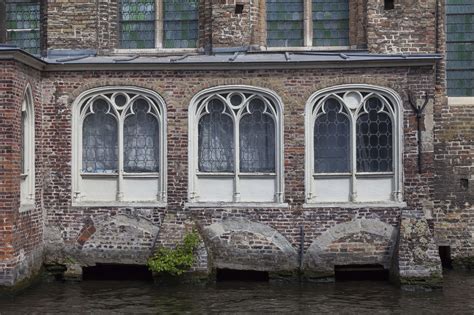 Bruges Canal Boat Tour Excursion | neOnbubble