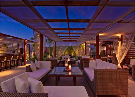 7 Rooftop Restaurants In Delhi To Make You Feel On Top Of The World