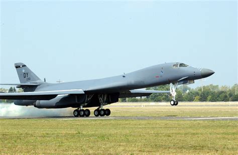 B-1B Lancer, the long-range US bomber with 50 world records that will ‘fly-by’ at Aero India